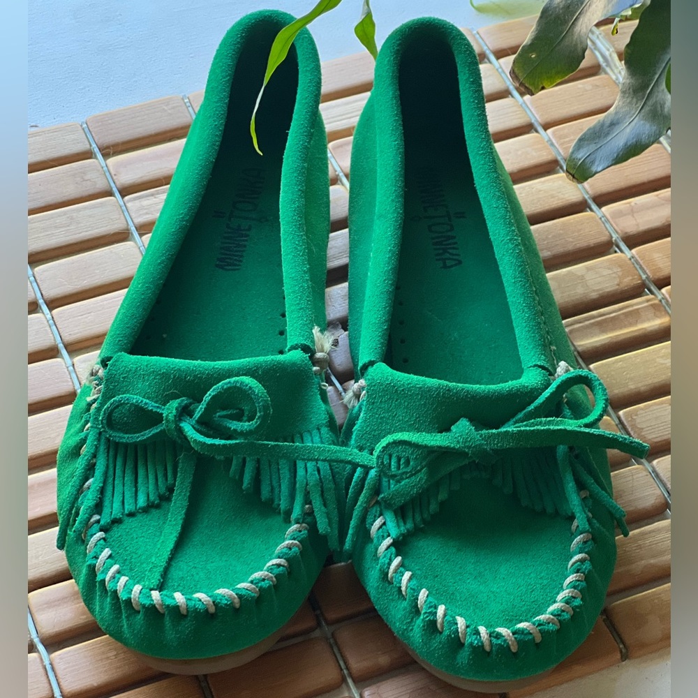 Rare Kelly green Minnetonka Moccasins like new
